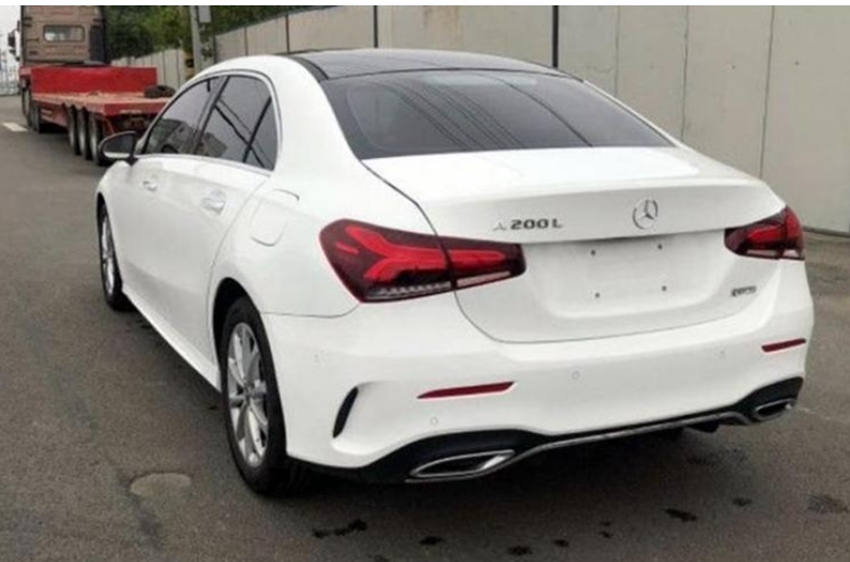 长安逸动|奔驰这次“扛不住”了!从21万跌到15.9万,油耗5.4,不买雅阁选它