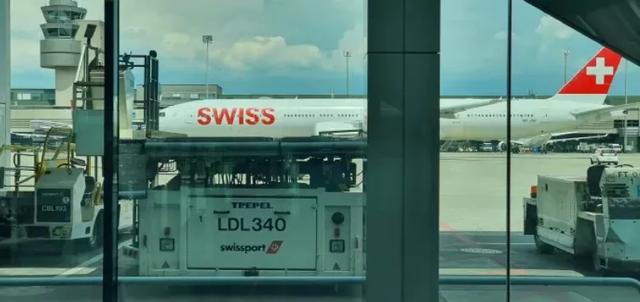 美国@21名华人砸百万买回国机票 转机时竟被威胁戴手铐押回美国