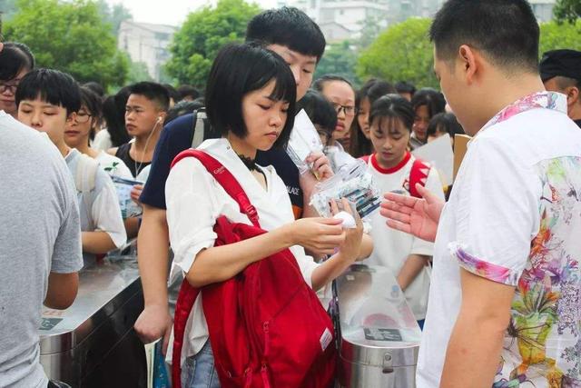 『』高考前避孕药销量增加?班主任:这么做的家长太盲目了