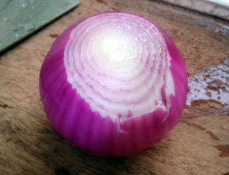 洋葱：洋葱别炒着吃，教你新吃法，上桌大人小孩抢着吃，鲜香多汁真过瘾