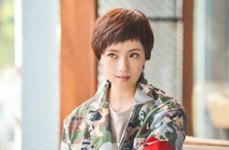 「娱乐圈」戏里他们是父女, 戏外却是恩爱夫妻, 相差十岁毫无违和感！