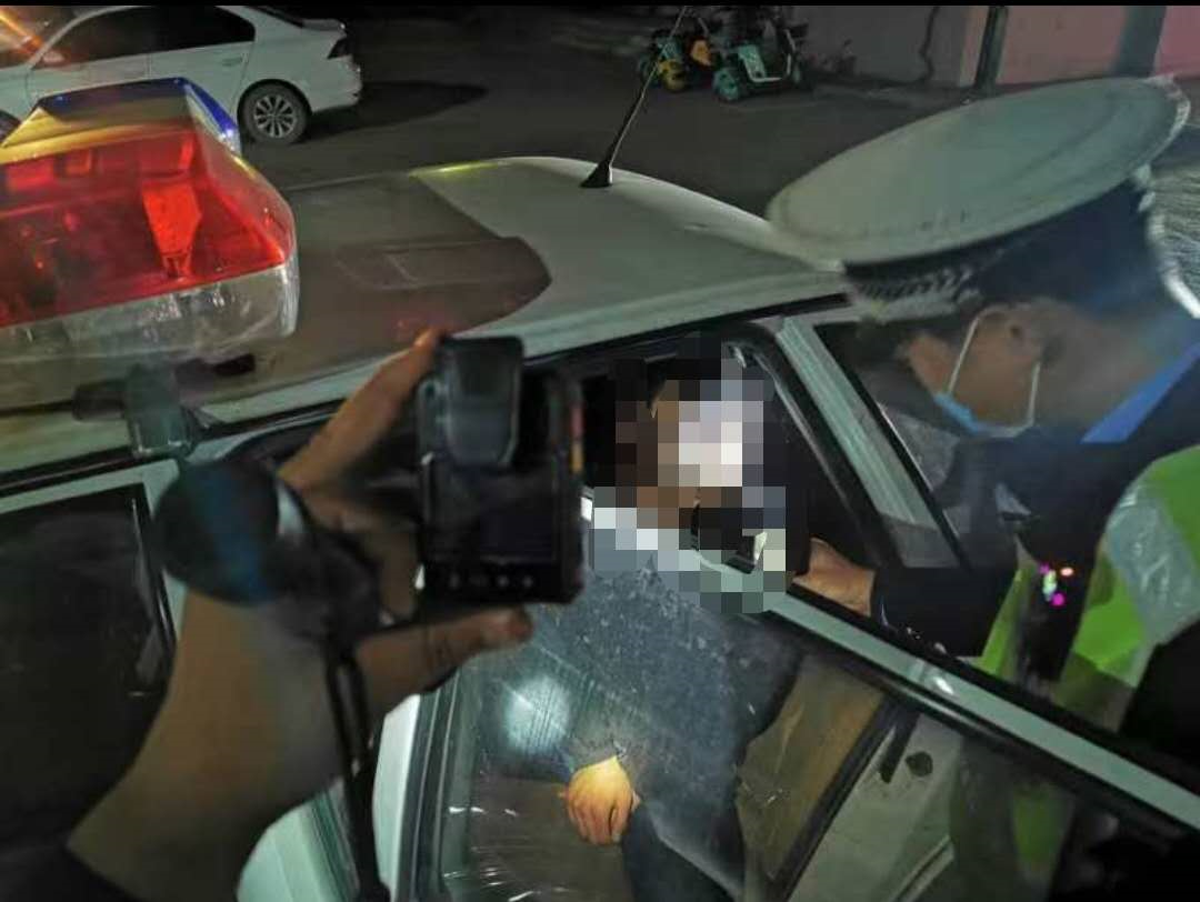 大众网泰安|就你这样还开车？！泰安交警拦下一辆“滴滴快车”，一查可了不滴！