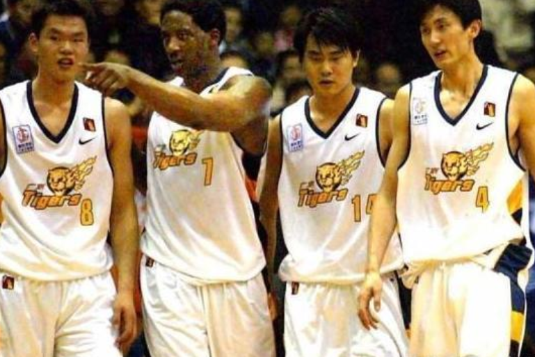 【积臣】10光阴，CBA第一外援，退役后却难以维持家庭，只能给阿联打工