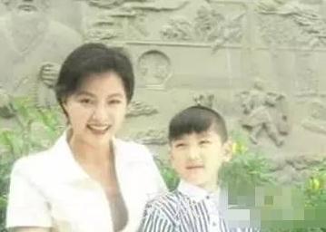 李瑞英|曾“央视一姐”李瑞英，儿子坠楼依旧主持工作，被骂“六亲不认”