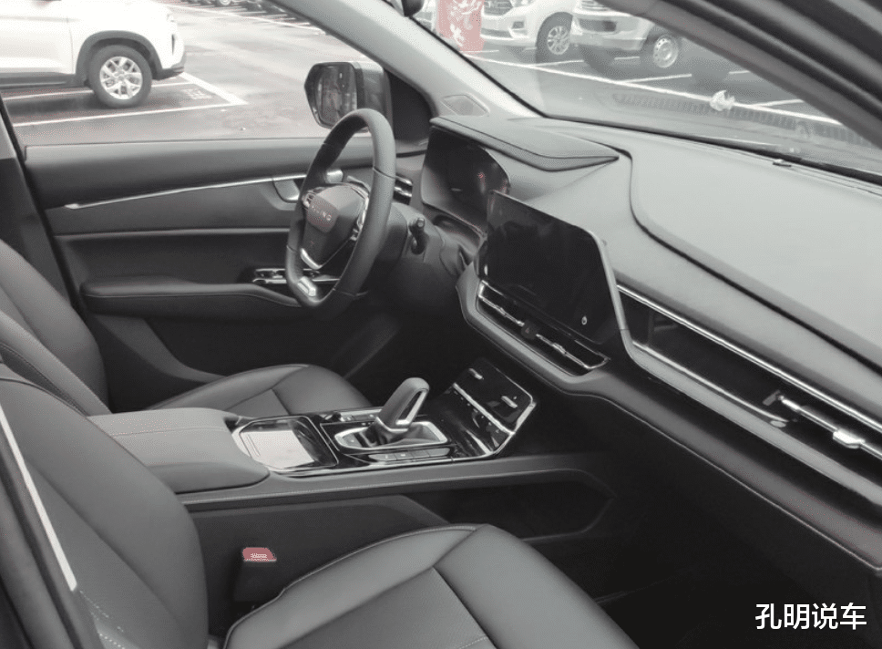 五菱凯捷|五菱凯捷到店，钥匙高级适合挂腰间！后排是“打工人”的头等舱