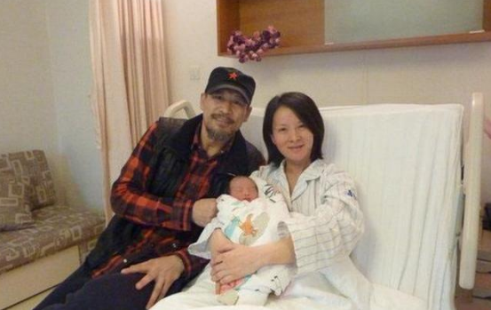 谢兰|他为了老婆不生娃!为照顾岳父岳母息影退圈,50岁老来得子笑开花