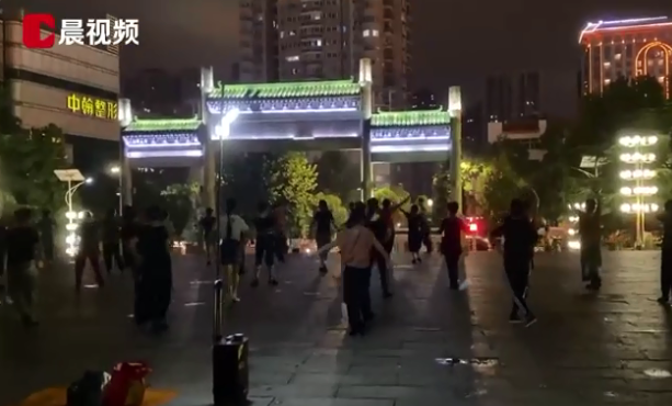 潇湘晨报|明文禁止却仍有市民在烈士陵园跳广场舞,大爷:人民幸福是烈士的期望