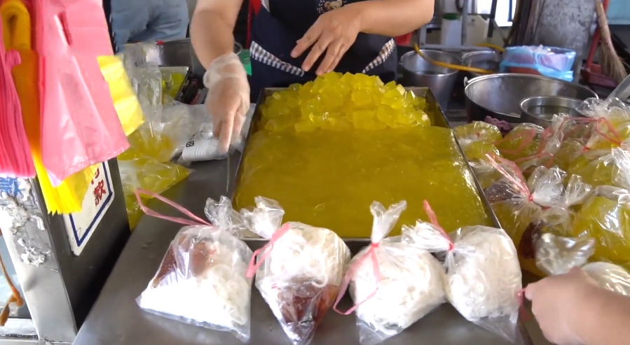 凉粉|大娘街边卖“火爆”小吃，4元一份，顾客排长队，月赚2万不是事！