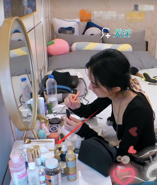 赵丽颖|都是女明星，谁注意赵丽颖和李浩菲的化妆桌？没有对比就没有伤害！