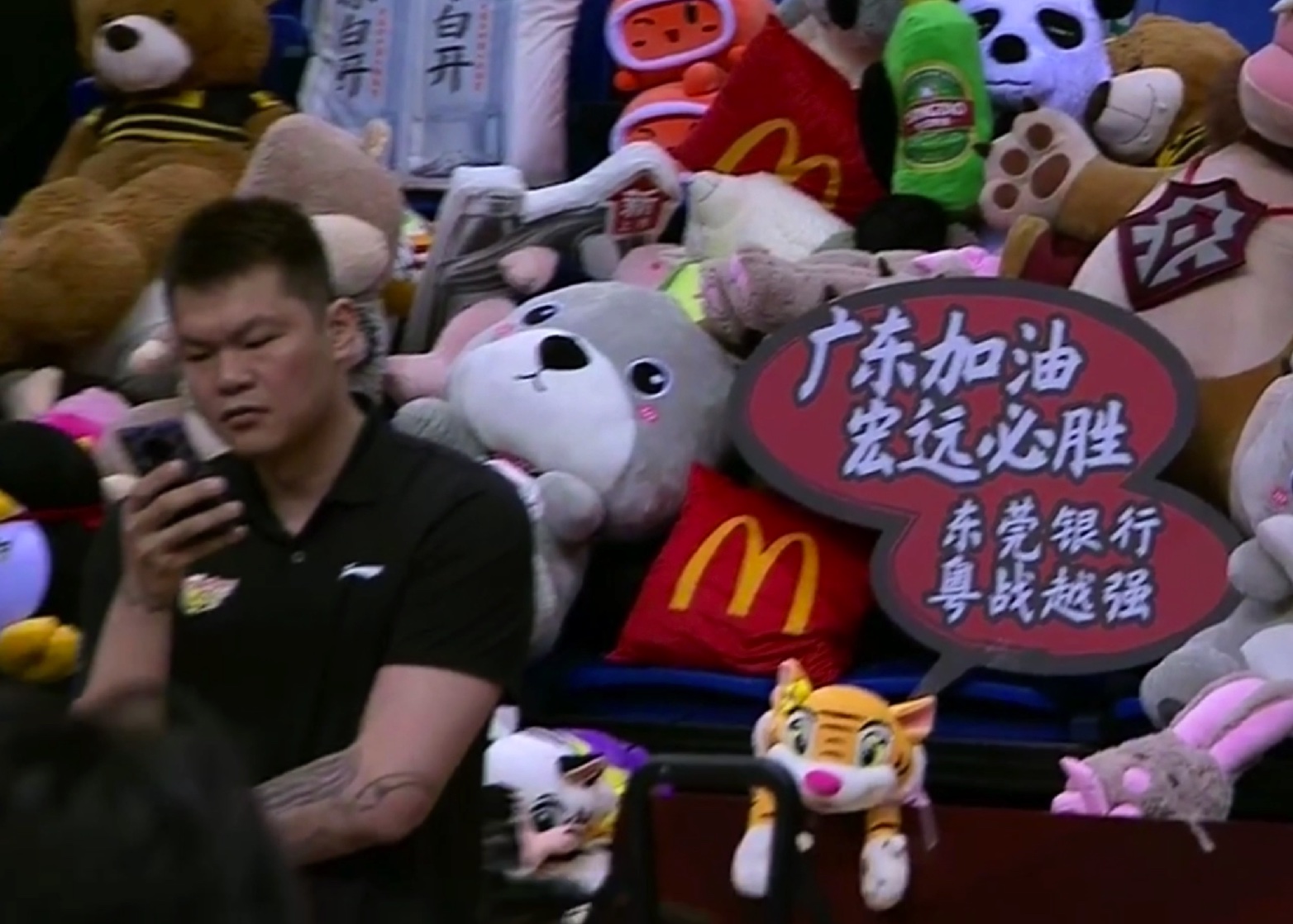 杜锋|易建联单打失败，杜锋有点不满，朱芳雨当没看到在玩手机！