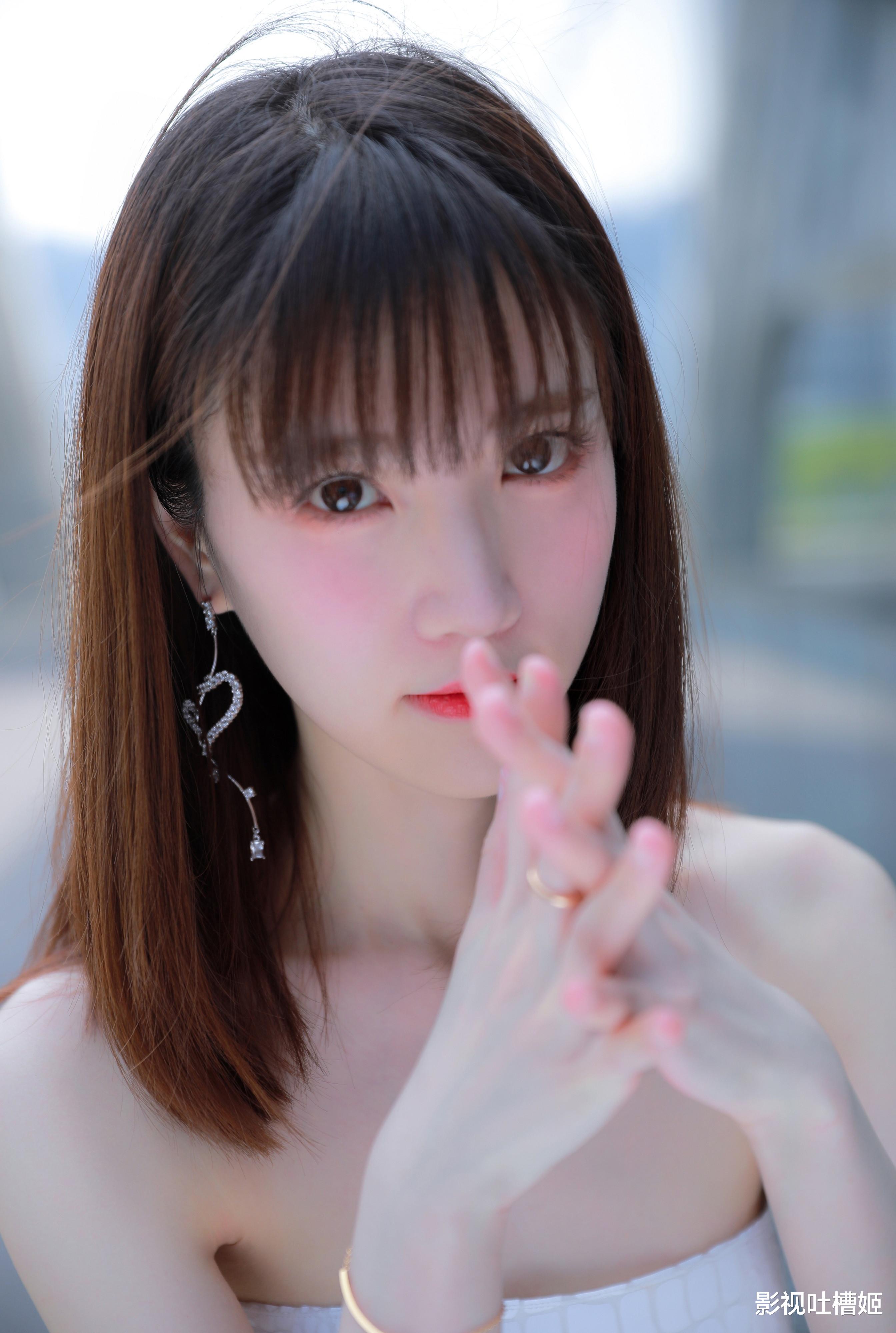 张纯烨■《新相亲大会》张纯烨颜值出众情商高，新生代主持人领跑者