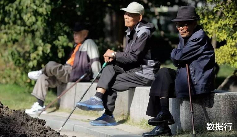 「养老金」每年往银行存1万，30年的本息够自己养老吗？看完心里有底了