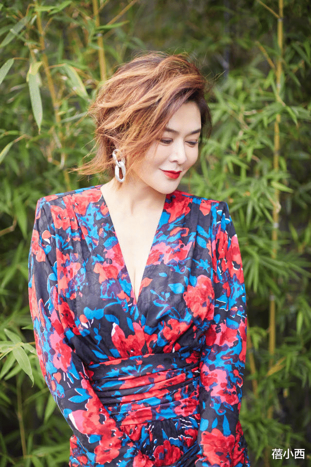 连衣裙|58岁关之琳又美回来了，穿印花连衣裙配黑丝袜，短发造型很惊艳