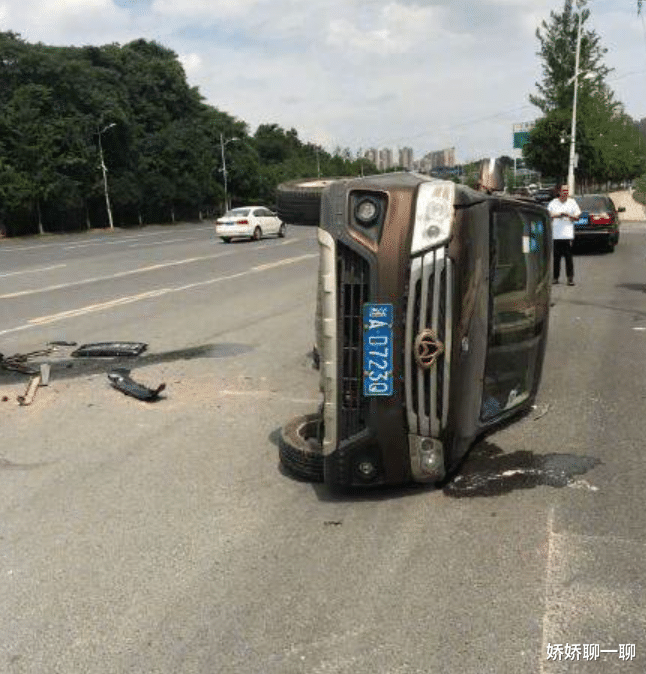 『长安』劳斯莱斯和长安相撞，损失超200万，看看长安三责险，段子成真了