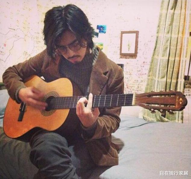 ##带你看看陈柏霖的家，房子装修很文艺，在家还会弹吉他