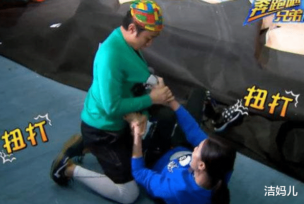 奔跑吧兄弟:原来跑男撕名牌是这么拍的,观众被骗了好多年,网友:还以为在拍戏呢