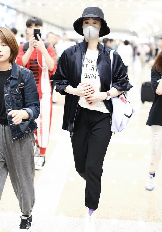 「蒋欣」36岁蒋欣好少女，“校服”配紧腿裤简约清爽，“装嫩”全靠发型撑