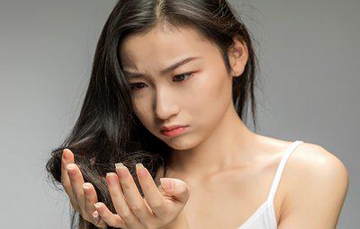洗发水|头发刚浸湿就涂洗发水？难怪脱发严重还油得快，教你正确洗发方式