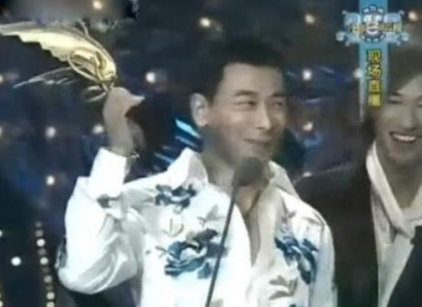 赵文卓|2005年，赵文卓给刘德华颁奖无人上台，尴尬喊话：有谁来代领一下