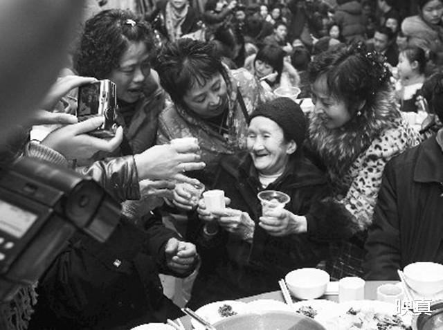 『江津』21岁小伙爱上31岁寡妇，私奔进深山50年养7个孩子，真爱却受质疑