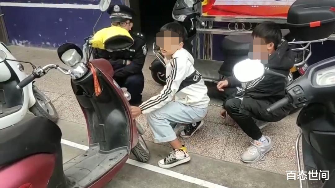 百态世间 桂平两少年偷电动车被抓,现场表演秒开车锁,民警忍不住拍手叫绝