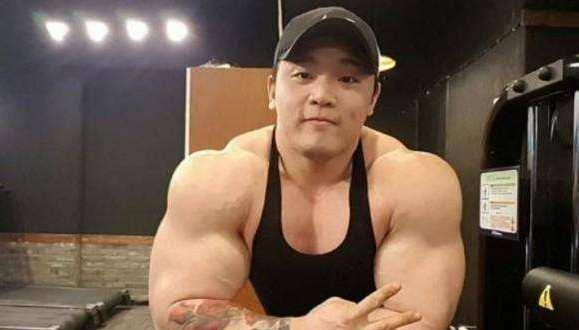 健身|肌肉男只爱练上半身，220斤体重比例很失常，训练不要顾此失彼