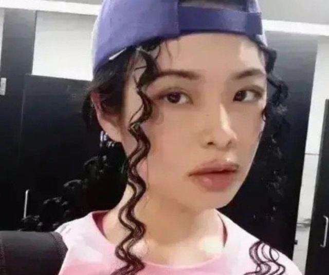 『作文』“许可馨事件”被一所学校编至语文高三命题作文，引发全民热议！