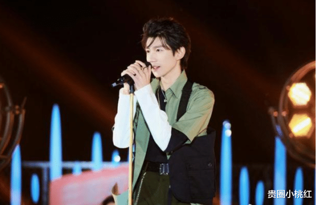 [王源]王源五四晚会上倾情演唱，表情却不大对劲，看清原因后真是心疼他了