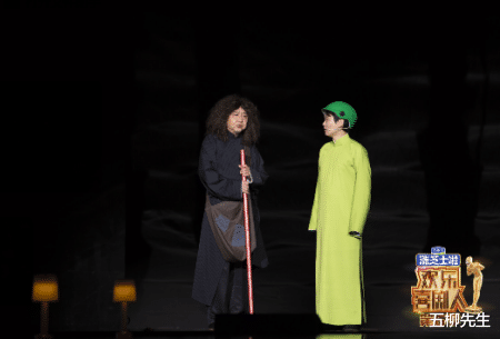 于谦@《喜剧人》总决赛，于谦助阵义子乞丐造型抢镜，金霏陈曦玩摇滚