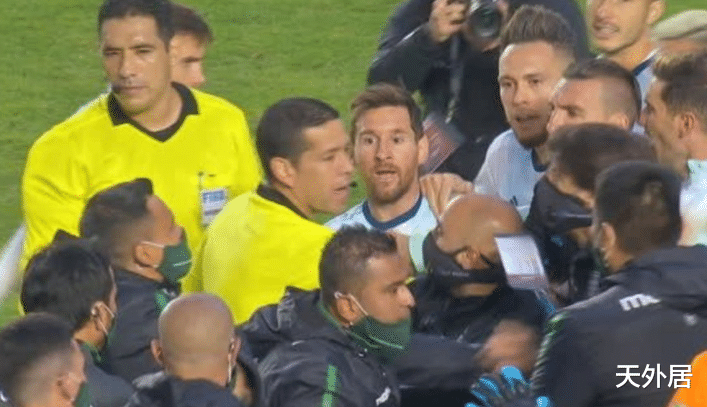 梅西|火爆冲突！梅西与前中超前锋赛后对骂+欲动手，裁判围着保护梅西
