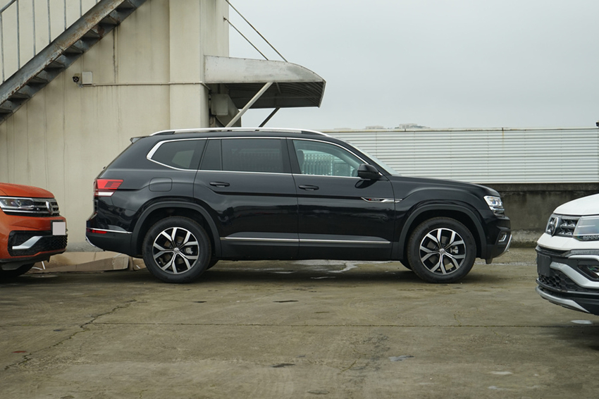 新车@起步30万跌至25万！铁心逼死汉兰达，重2吨起步2.0T，比普拉多还大