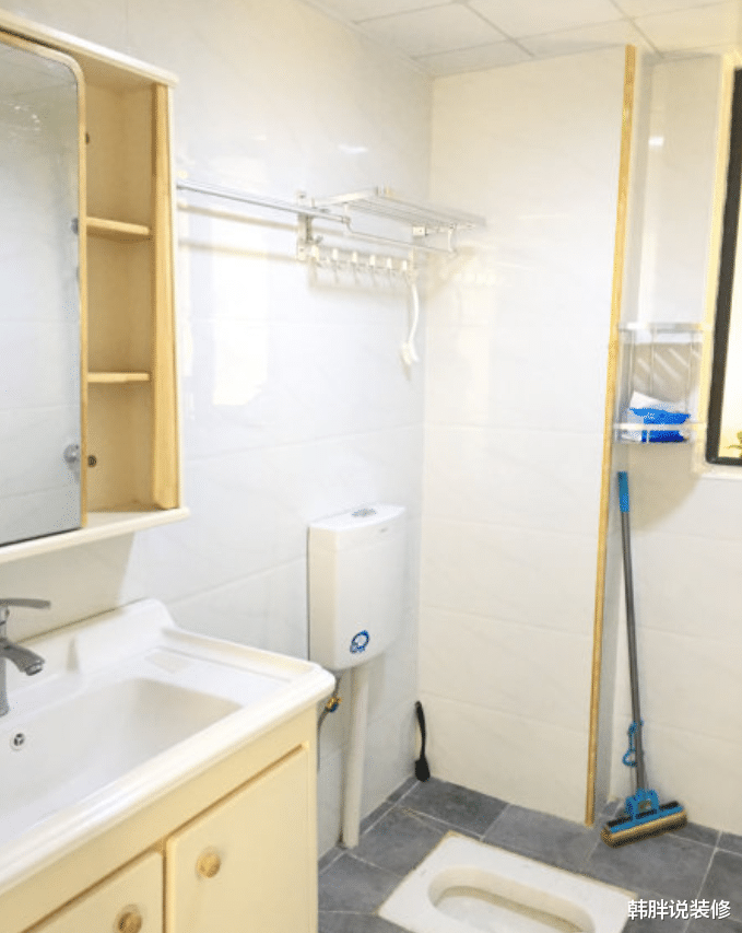 ▲她家全屋大白墙不贴石膏线，没有做吊顶，反而一进门就被迷住了