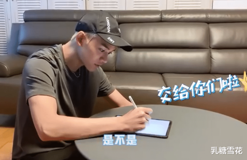 「黄旭熙」《奔跑吧》黄旭熙全程戴帽子出镜，看到他的头发颜色后，审核太严格