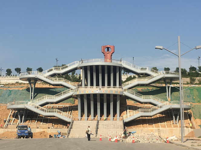 「南京」太原胜利东街东延“天”字形人行天桥吸引众多市民观光