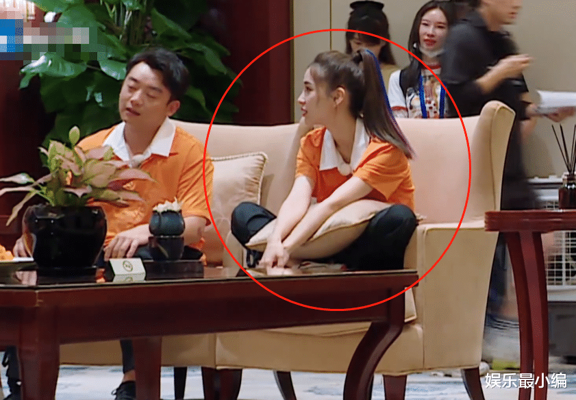 李沁：女明星的仪态有多重要？《奔跑吧》baby和李沁同框坐，姿势差距大