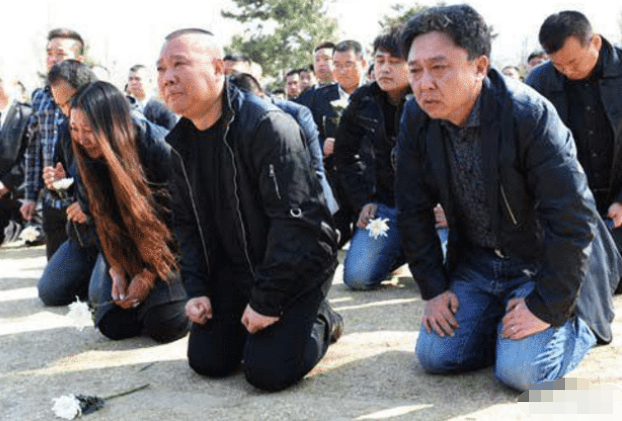 陶晶莹|当众下跪的4位明星，第二位跪出品格，最后一位丢中国人的脸