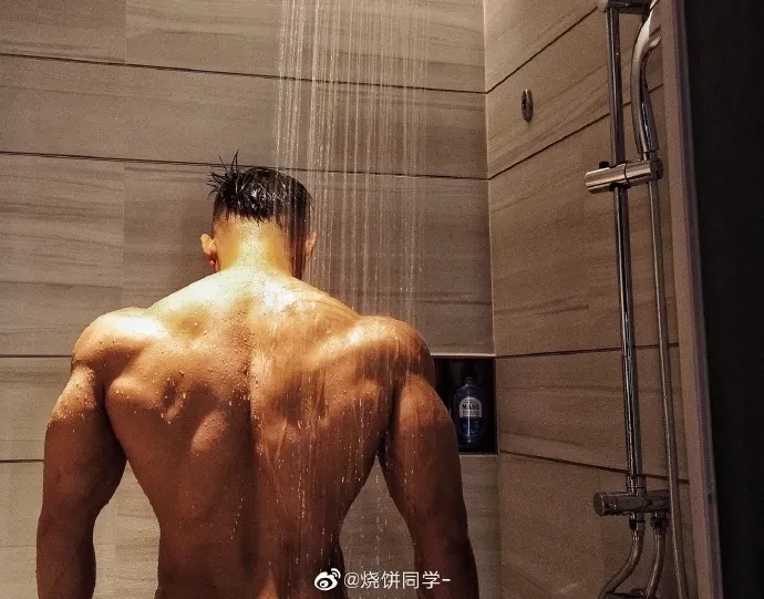 健身|江苏92年肌肉猛男因淋浴湿身照走红，这个肌肉什么水平？
