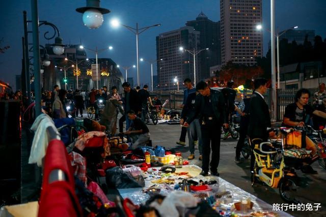 背包客|夜探深圳华强北“鬼市”，夜晚开门拂晓散场，很多背包客月入十万
