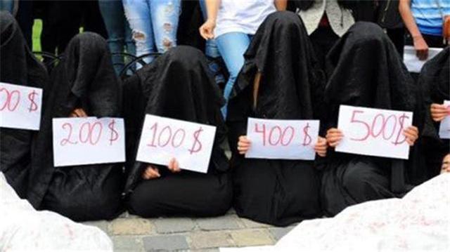 『叙利亚』沦为牺牲品的女性有多惨？叙利亚妙龄少女被明码标价，任人挑选