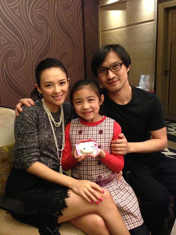 章子怡|汪峰15岁大女儿长开了,与后妈章子怡同框像姐妹!颜值幸好不像爸