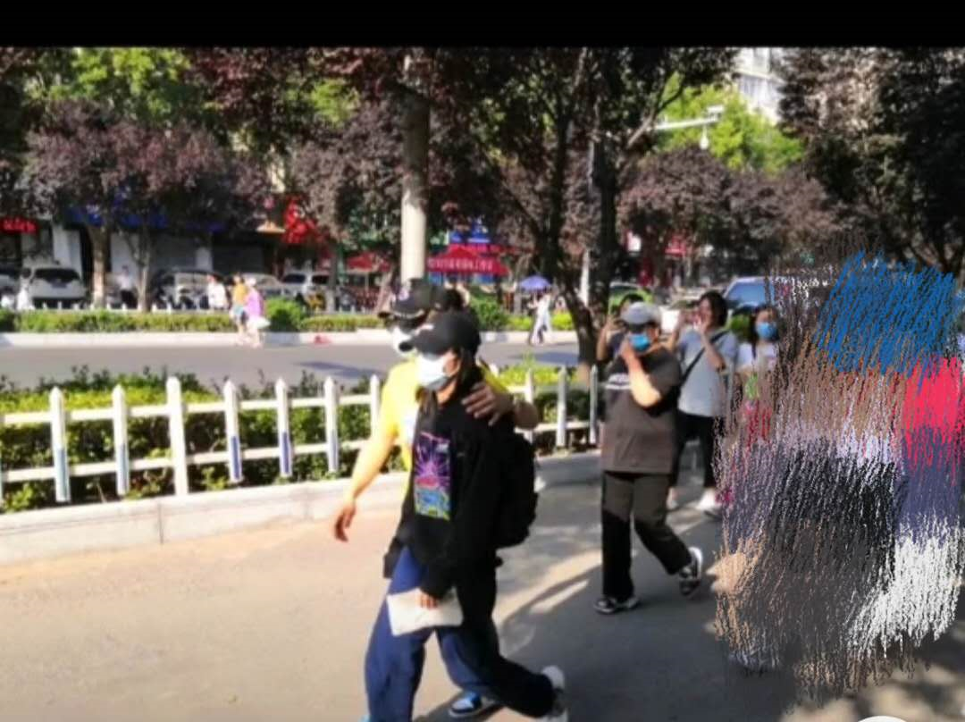 张子枫|张子枫高考第一个交卷，粉丝要签名，妹妹温柔回复：考完给