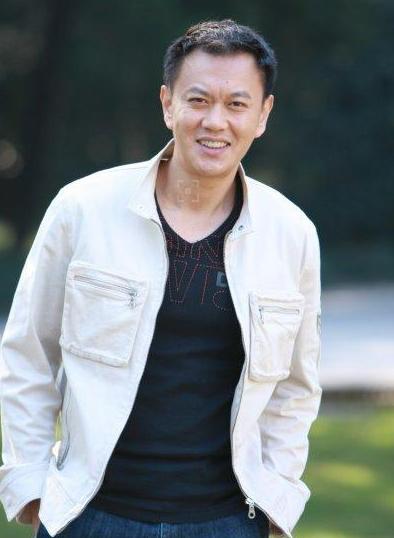 张嘉益|一位身价50亿富豪，专爱“跑龙套”，张嘉译调侃：片酬不够油费