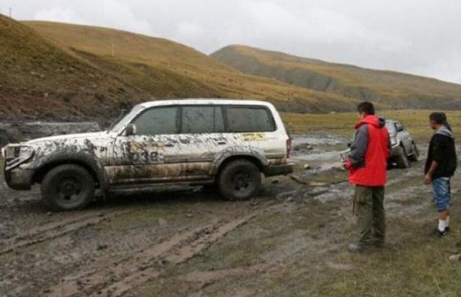 川藏公路 川藏线上那么多被遗弃的豪车，为何没人捡？当地人：谁捡谁吃亏