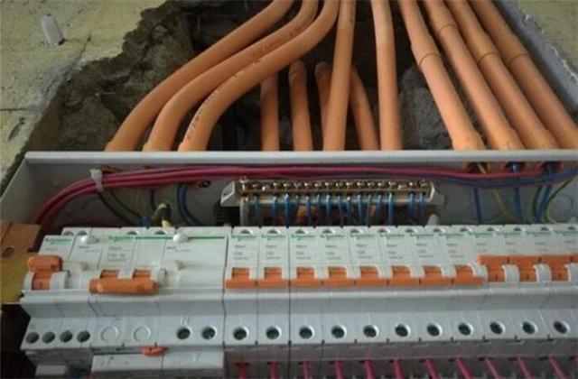 水电做完, 师傅要收8000块的工费, 朋友知道后直说我真傻