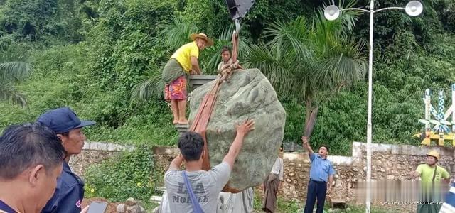帕敢|缅甸源头帕敢豪气外露，镇区入口竖立1吨翡翠原石“价值连城”
