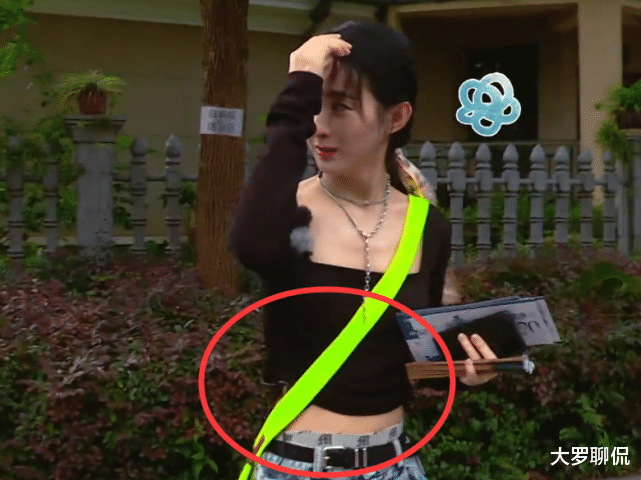 赵丽颖|赵丽颖终于不把衬衫围腰间,当她换上露脐装,路人镜头下身材太真实