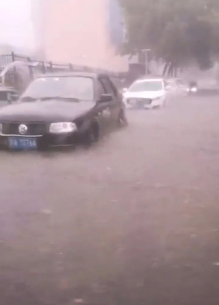 华商网|紧急提醒！西安这些路段积水严重，有车主被困…