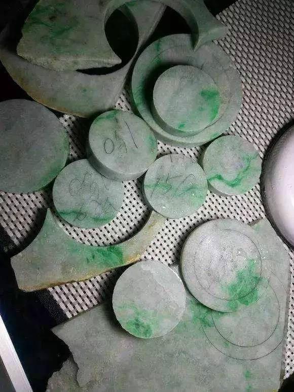 翡翠：人品大爆发！无意间购得块800多公斤原石，切出来一百多只手镯