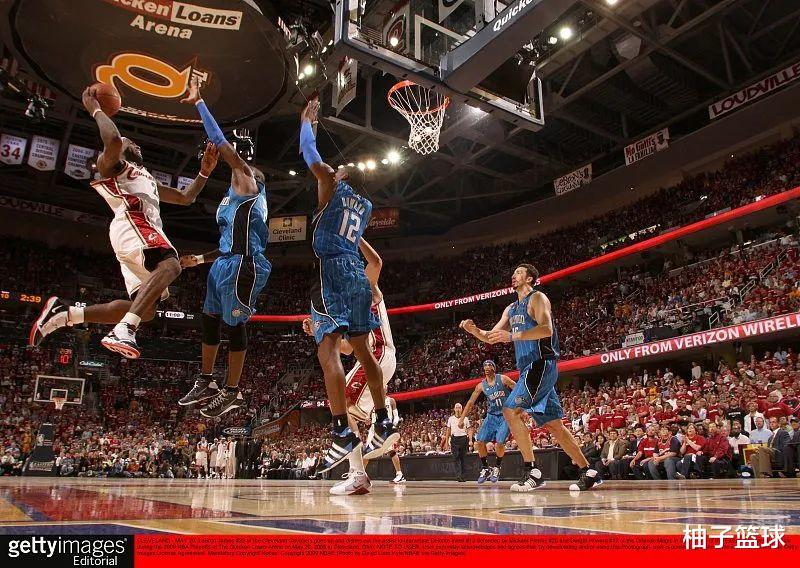 德怀特·霍华德：场均35分17板5帽！被詹姆斯吹爆的男人