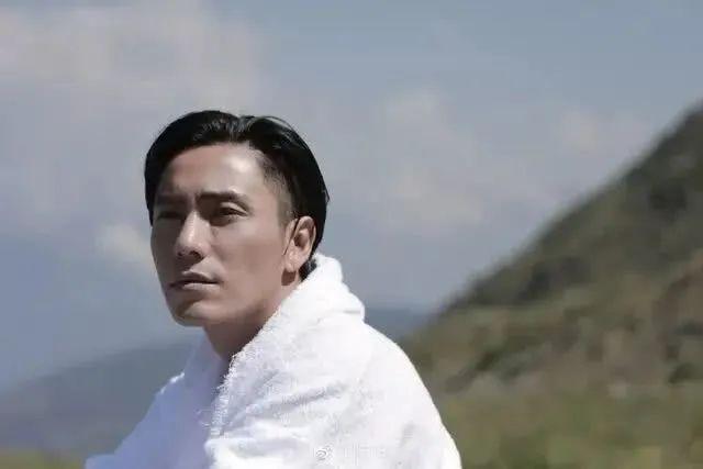 谢霆锋▲2013年陈坤将耳机砸向谢霆锋，当时发生了什么？两人之后再无同台